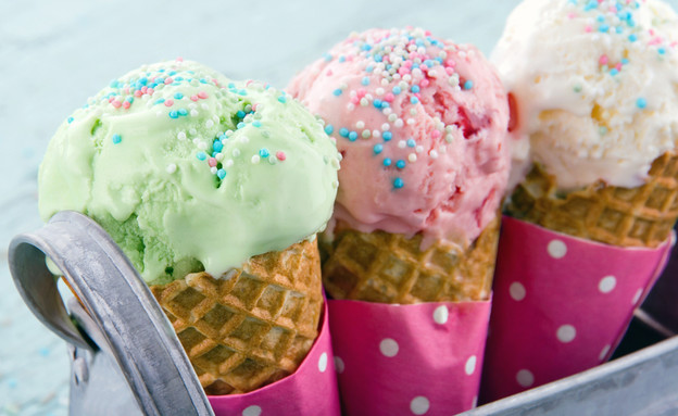 שלושה גביעי גלידה (צילום: Anna-Mari West, shutterstock)