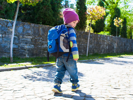 ילד עם תיק גב  (צילום: zhukovvvlad, Shutterstock)