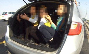 ילדים דחוסים בתא מטען (צילום: דוברות המשטרה)