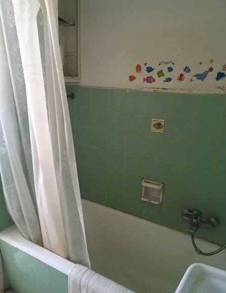 דירה, קרמיקה ירוקה באמבטיה (צילום: יעל חסיד)