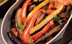 רצועות פלפלים וחצילים ברוטב (צילום: שושי סירקיס, פשוט טעים)