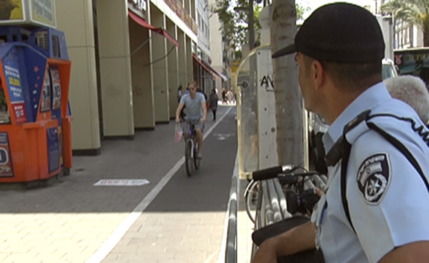 החלו הקנסות לרוכבי אופניים בת"א (צילום: חדשות 2)
