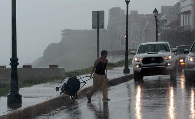 קצה הסופה כבר הגיע לפורטו ריקו (צילום: רויטרס)
