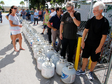 חלוקת גז בפלורידה לקראת הוריקן אירמה (צילום: רויטרס)