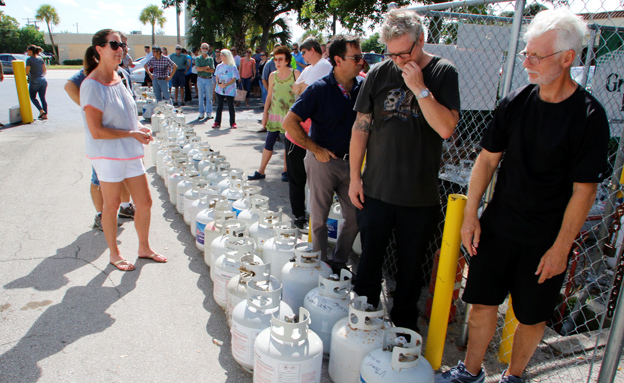 חלוקת גז בפלורידה לקראת הוריקן אירמה (צילום: רויטרס)