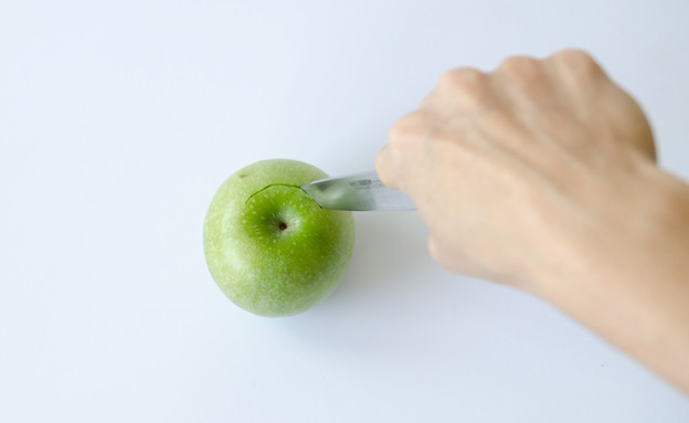 013--חותכים-את-התפוח--לדבש-בתפוח (צילום: נועה קליין)