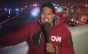 צפו בדיווח נגד תנאי מזג האוויר (צילום: CNN)