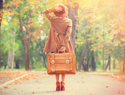 אישה עם מזוודה מטיילת (צילום: Masson, Shutterstock)
