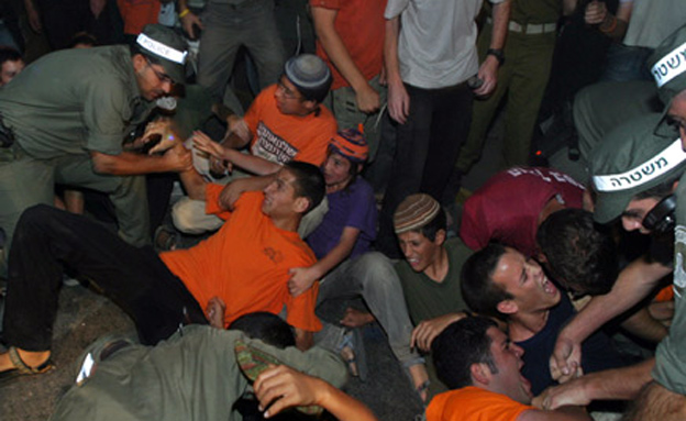 יהודים מתנחלים חיילים ושוטרים בזמן ההתנתקות (צילום: חדשות 2)