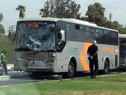 נסיעה באור אדום, דיבור בזמן נהיגה - צפו בעבירות (צילום: בן מיטלמן, חדשות 2)