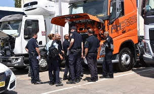 היחידה למאבק בכלי רכב כבדים במשטרה (צילום: חדשות 2)