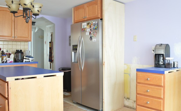 שיפוץ מטבח DIY, עם המקרר (צילום: Plaster & Disaster​)
