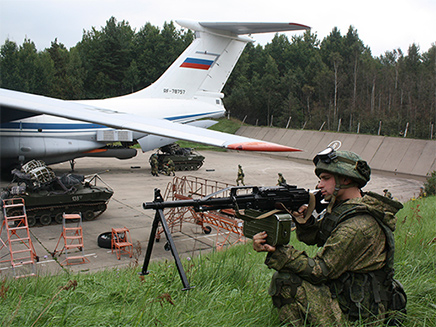 במערב עוקבים בדאגה (צילום: משרד ההגנה הרוסי)