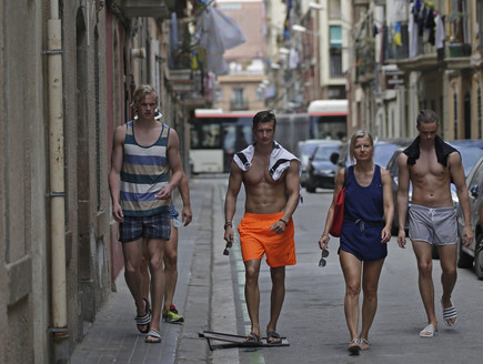 תיירים בשכונת ברלונטה בברצלונה (צילום: ap)