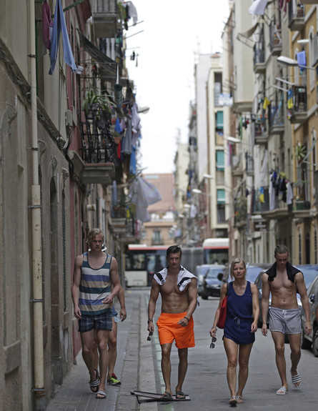 תיירים בשכונת ברלונטה בברצלונה (צילום: ap)
