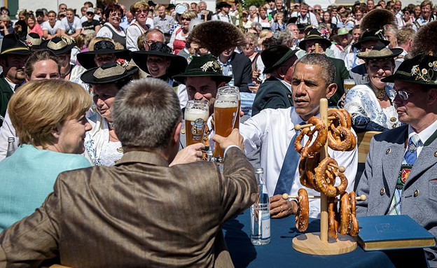 ברק אובמה ואנגלה מארקל אוכלים ארוחת בוקר בווארית בוועידת G7 - Stef (צילום: GettyImages)