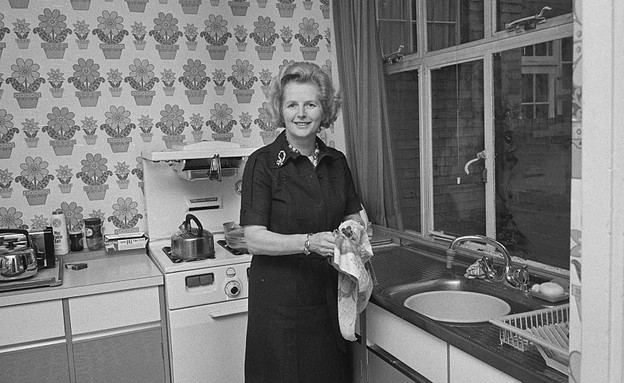  מרגרט תאצ'ר שוטפת כלים בביתה 1974  (צילום: GettyImages Larry Ellis )