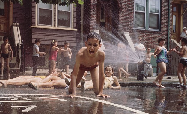 קבוצה של ילדים משחקת ברחוב ביום קיץ חם (צילום: GettyImages Schafer-BIPs)