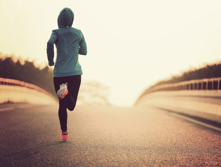 אישה צעירה רצה ריצת בוקר (צילום: By Dafna A.meron)