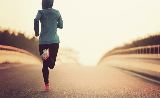 אישה צעירה רצה ריצת בוקר (צילום: By Dafna A.meron)