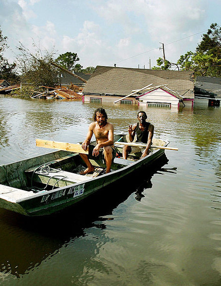 שני אנשים בסירה בניו אורלינס לאחר הוריקן קתרינה (צילום: GettyImages - Mario Tama)