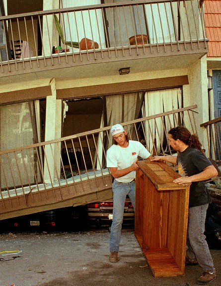 בית שנפגע ברעידת האדמה בנורתרידג' קליפורניה (צילום: ap)