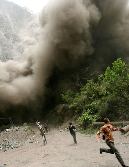 אנשים נמלטים ממפולת סלעים שנגרמה בעקבות רעידת אדמה בסצ (צילום: GettyImages China Photos)