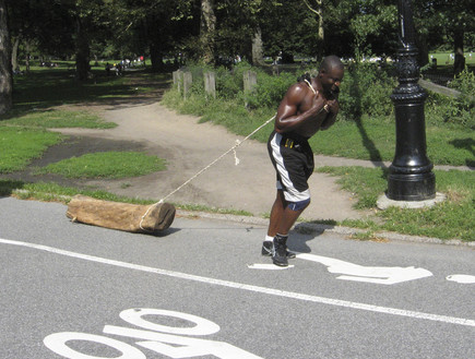 מתאמן במשיכת גזע בניו יורק (צילום: יחסי ציבור)