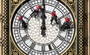 פועלים מנקים את שעון הביג בן בלונדון (צילום: יחסי ציבור)