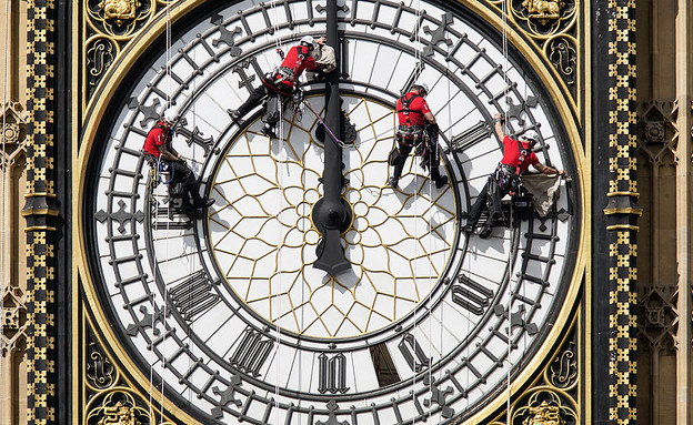 פועלים מנקים את שעון הביג בן בלונדון (צילום: יחסי ציבור)