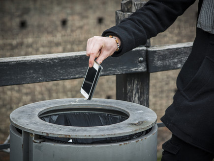אדם זורק סמארטפון לפח האשפה (צילום: By Dafna A.meron)