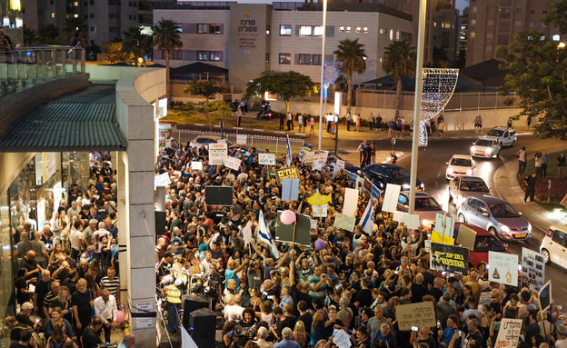 הפגנה מול היועמש (צילום: תומר נויברג לפלאש 90)