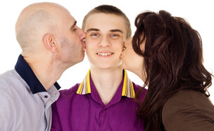 הורים מנשקים את בנם (צילום: Shutterstock)