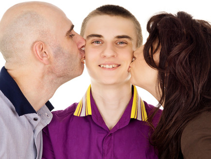 הורים מנשקים את בנם (צילום: Shutterstock)