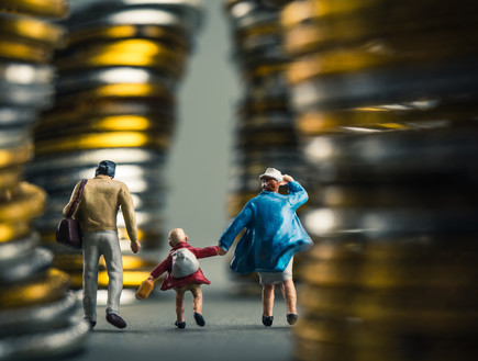 משפחה הולכת ליד כסף (אילוסטרציה: By Dafna A.meron, shutterstock)