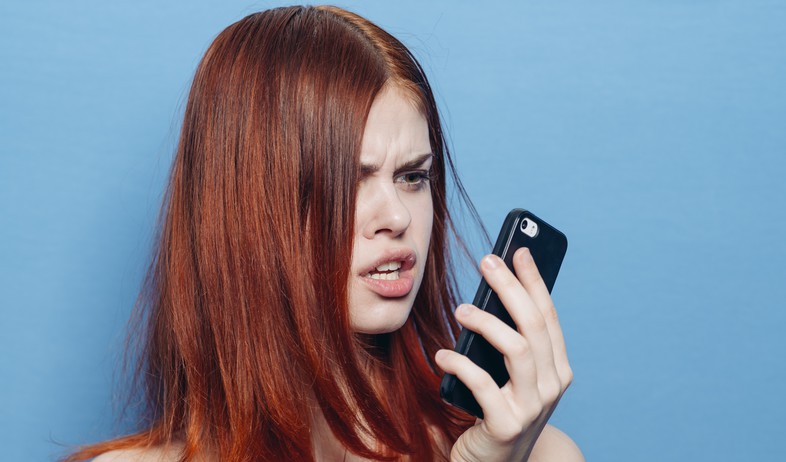 אישה עצבנית בטלפון (צילום: ViChizh, Shutterstock)