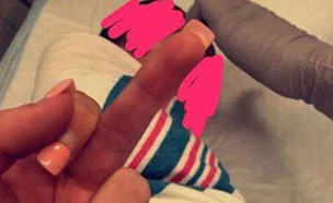 אצבע משולשת לתינוק (צילום:  Photo by Flash90)
