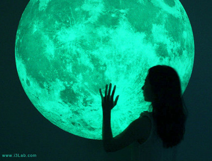 חמישייה 26.9_ מדבקות ירח (צילום: i3lab)