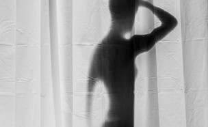 קווי מתאר של אישה עירומה מאחורי וילון (צילום: ShutterStock)
