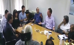 השיחה הזועמת בין נציגי הנכים לפרופ' שמחון (צילום: חדשות 2)