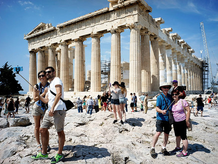תיירים מצטלמים מול מקדש הפרתנון באתונה (צילום: Milos Bicanski, getty images)