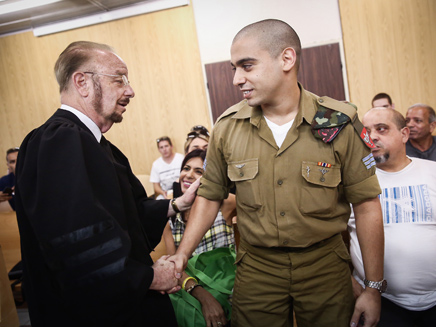החייל אלאור אזריה עם עורך הדין יורם שפטל (צילום: Miriam Alster/Flash90)