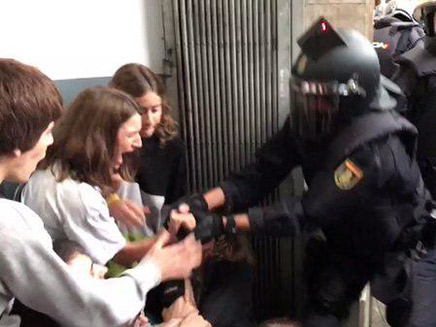 שוטרים נגד מפגינים בברצלונה (צילום: skynews)