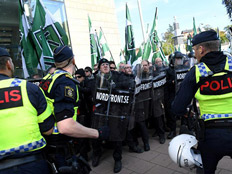 מפגינים ניאו-נאצים מול המשטרה השוודית (צילום: רויטרס)