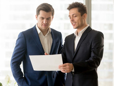 שני אנשי עסקים דנים בתכניות