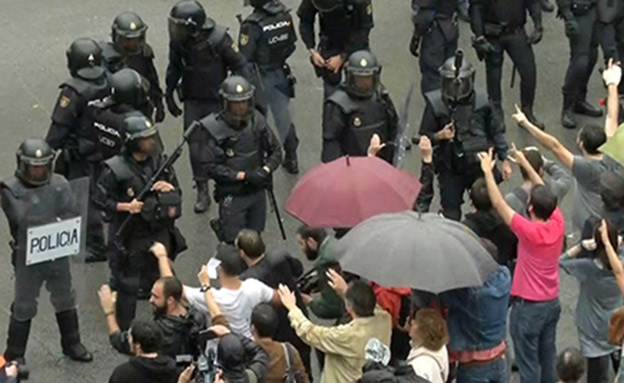 עימותים אלימים ברחובות ברצלונה (צילום: SKY NEWS)
