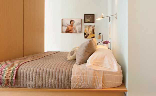 המיטה עוצבה במיוחד עבור הבית ובה מקומות אחסון. (צילום: מתוך dwell)