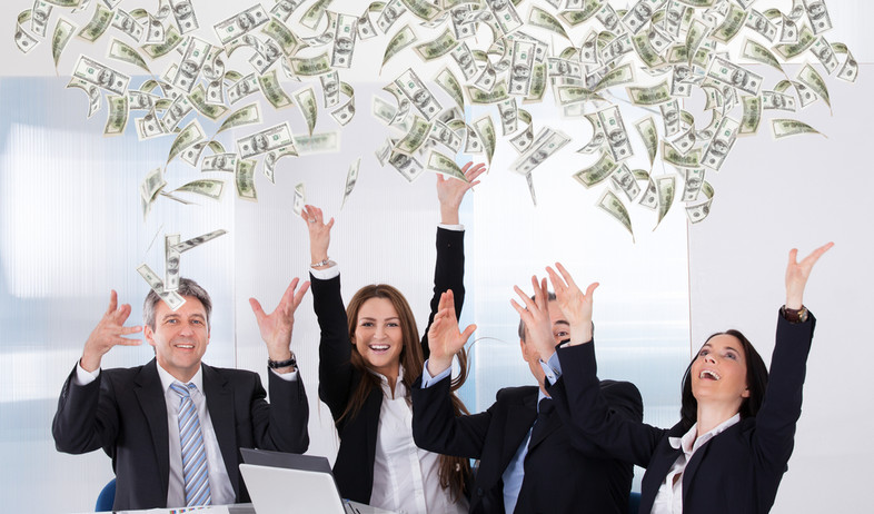 קבוצה של אנשי עסקים זורקת כסף באוויר (אילוסטרציה: By Dafna A.meron, shutterstock)