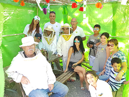להחזיק דבורה  בפסטיבל הדבש (צילום: דבורת התבור)