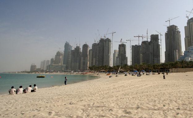 תיירים נעצרים בקלות", חוף בדובאי (צילום: רויטרס)